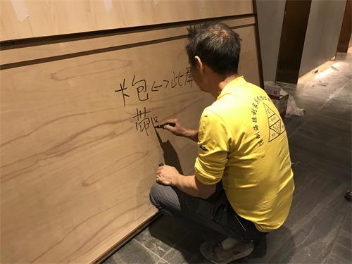 海德利家具工厂师傅现场安装海底捞家具（屏风）